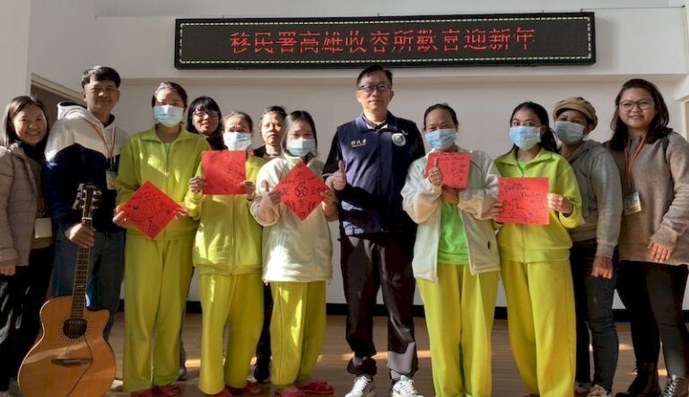 手繪春聯送祝福     移民署高雄收容所歡喜迎新年