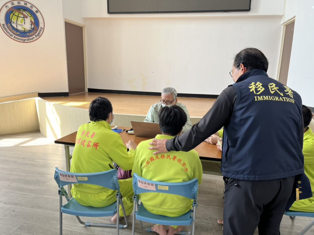 急病救治盼歸途  移民署高雄收容所深夜搶命助返國