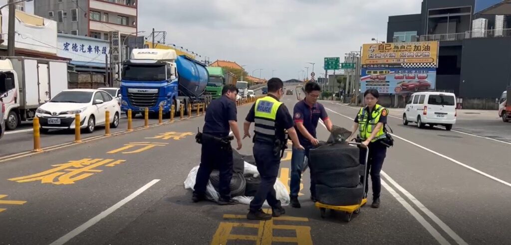 貨物沒捆好,荷包變更小!湖內警迅速清除路障並開罰