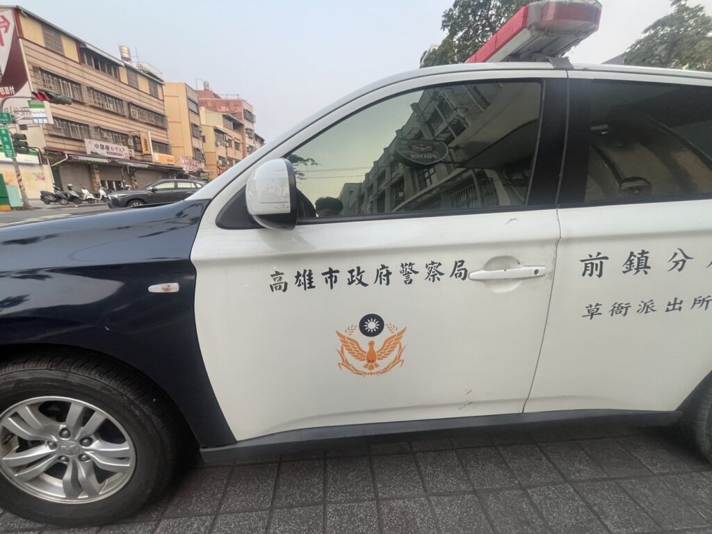 情緒失控拍車踹門還襲警 外籍男妨害公務遭送辦