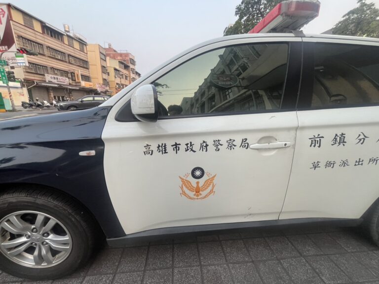 情緒失控拍車踹門還襲警　外籍男妨害公務遭送辦